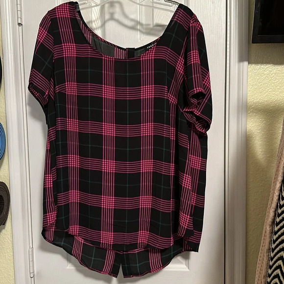 Torrid s/s Pink & Black Top. Buttons up the back. EUC Size 0 - Picture 3 of 5